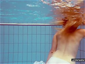 uber-cute redhead plays naked underwater